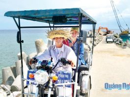 Cả họ làm du lịch