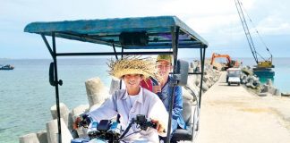 Cả họ làm du lịch