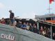 Biển động dữ dội, hàng trăm người dân Lý Sơn chưa thể về đảo ăn Tết