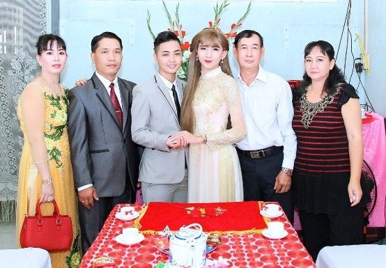 Kỳ lạ chuyện đám cưới của cặp nam chuyển thành nữ, nữ thành nam