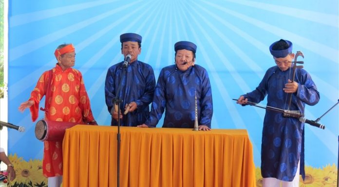 Cụ già mù “truyền lửa” sắc bùa