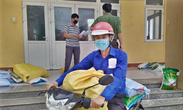 Lý Sơn hỗ trợ gần 8 tấn gạo cho người nghèo trước dịch bệnh Covid – 19